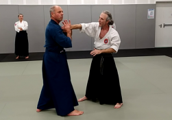 technique-mune-osae-dori-en-tachi-wasa-1-aiki-jutsu-arts-martiaux-montauban-ceamt-20230217_201053